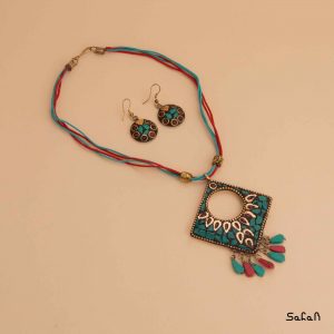 گردنبند سنگی نخی بافت رنگی منگوله دار گوشواره قلاب دار سنگی رنگی برنجی دست ساز هندی