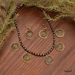 نیم ست گردنبند رنگی نپالی هندی مشکی مهره ایی پولکی گوشواره قلاب دار برنجی هندی دستساز